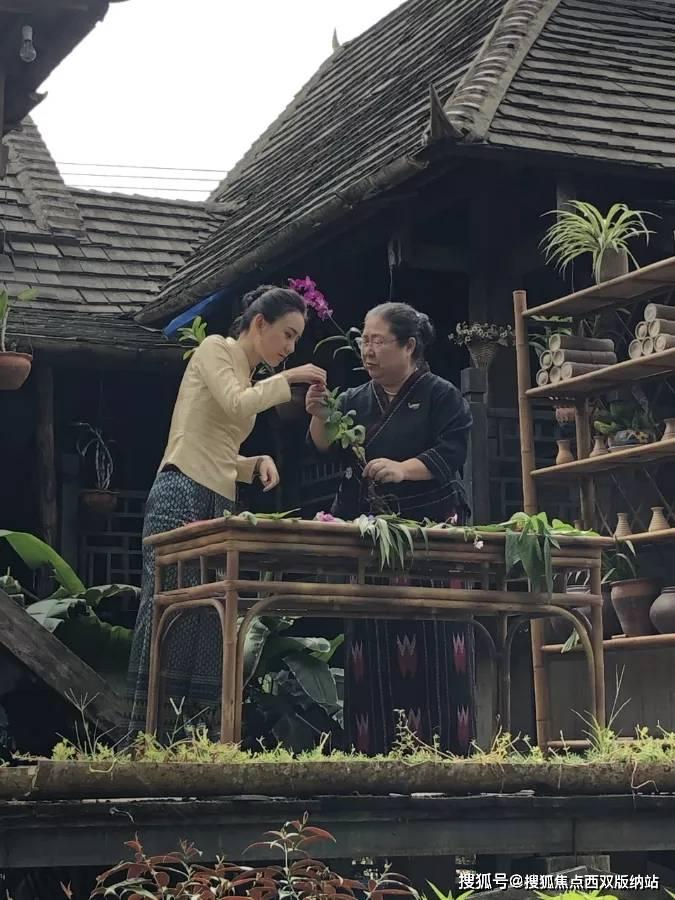 搜狐网拍客直击现场：重庆华岩寺施腊八粥，市民排长队喝粥迎腊八节