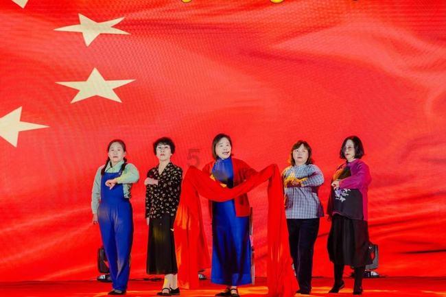 第 94 届奥斯卡颁奖典礼，威尔·史密斯打了洛克一拳，怎么回事？